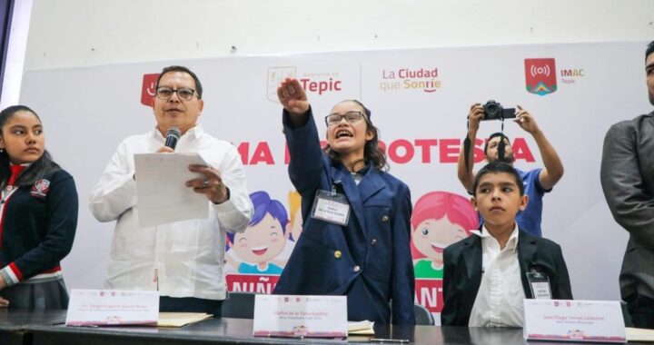 GLAFIRA ES LA NIÑA PRESIDENTA MUNICIPAL DE TEPIC POR UN DÍA;GERALDINE PONCE.