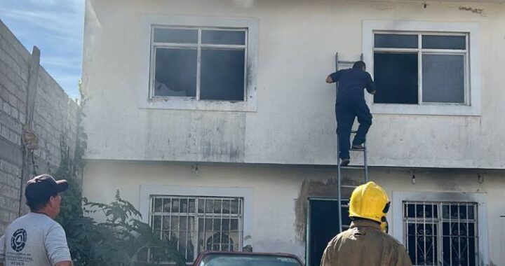 Rescata Policía Tepic a menor atrapada en incendio en casa habitación.