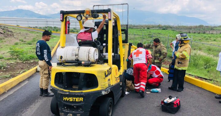 Bomberos de Nayarit atienden accidente al interior de la empresa Mexifrutas de Tepic.