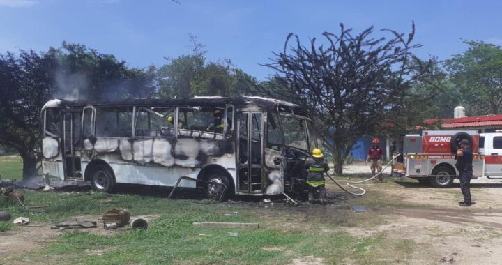 Bomberos de Nayarit sofocan el incendio de un camión en el municipio de Bahía de Banderas.