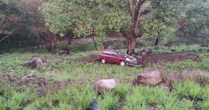 Rescata SSPC a una persona que volcara tras un accidente vehicular en la carretera Federal 15.