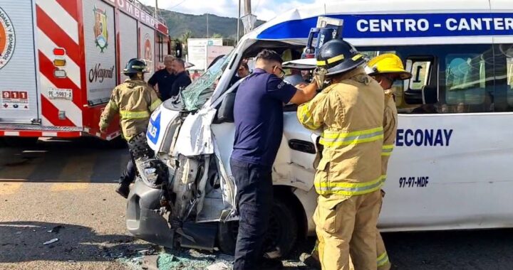 TREMENDO ACCIDENTE DEJA ATRAPADO A CHÓFER DE COMBI.