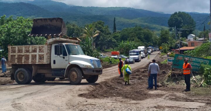 Limpia Gobierno de Tepic calles de colonia Continentes tras tormenta.