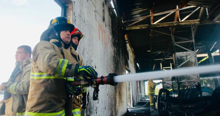 Apoya Protección Civil y Bomberos de Tepic incendio en planta de tratamiento de la CONAGUA.