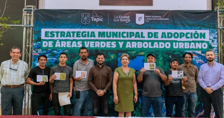 Gobierno de Tepic entrega certificados de adopción de árboles.