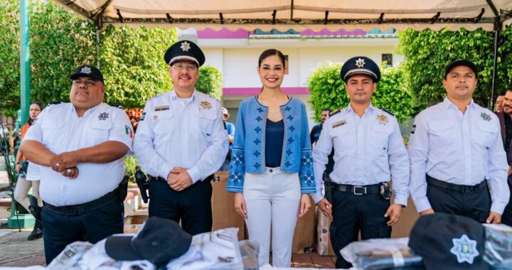 Entrega Geraldine Ponce nuevos uniformes para policías de Tepic.