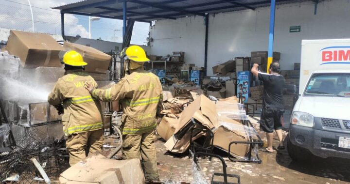 Extinguen Bomberos de Nayarit incendio en el establecimiento Bimbo de Acaponeta.