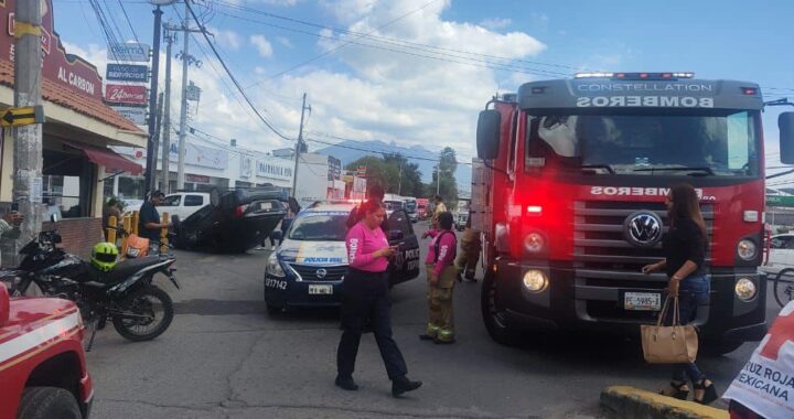 Acuden Bomberos de Nayarit al reporte de un hecho de tránsito en la Capital Nayarita.