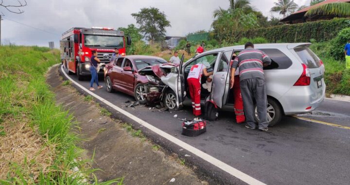 Atienden Bomberos de Nayarit un hecho de tránsito en la carretera Federal 200.