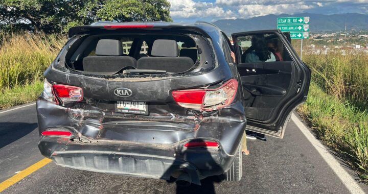 Brinda SSPC atención en hecho de tránsito en la carretera Federal 200 Compostela a Tepic.