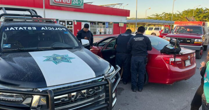 Auxilian Bomberos de de Nayarit a una menor de edad tras caer de una motocicleta en el municipio de San Blas.