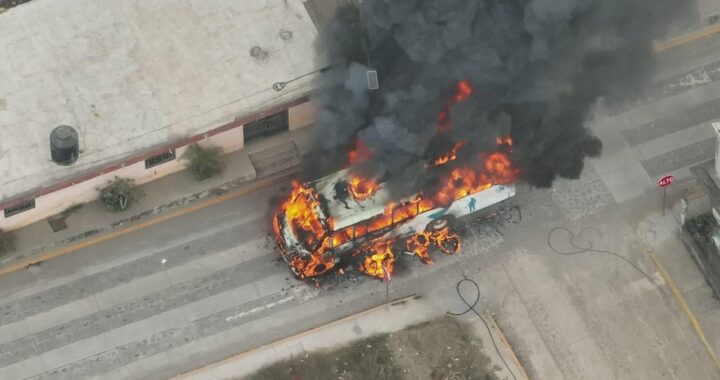 Atiende SSPC Incendio de un Camión Urbano en la capital nayarita.