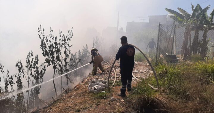 Sofoca Protección Civil y Bomberos de Tepic incendio en tiradero clandestino.