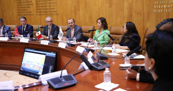 Firman IMSS y Grupo Financiero Banorte convenio para implementar estrategias y acciones de salud preventiva.