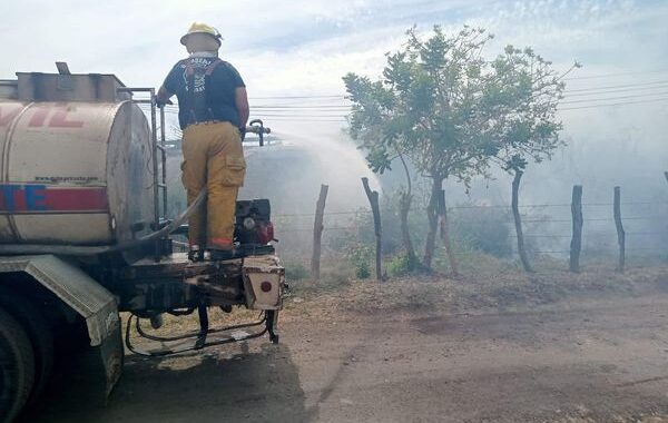 Bomberos de Nayarit sofocan incendio de pastizal en el municipio de Tecuala.