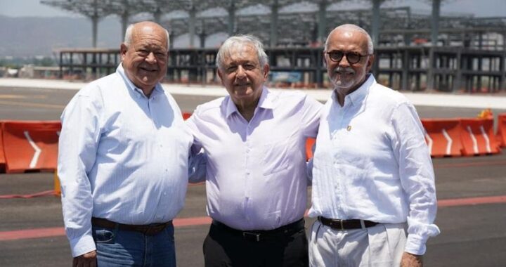 AMLO EN SU VISITA A NAYARIT SUPERVISA OBRAS .