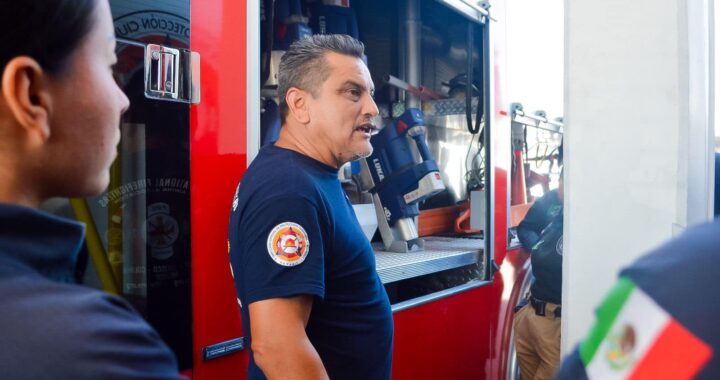 Bomberos del Estado capacitan a estudiantes de la Universidad Tecnológica de Nayarit ante una emergencia.