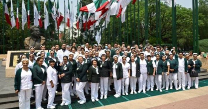 IMSS reconoce labor de más de 124 mil enfermeras y enfermeros.