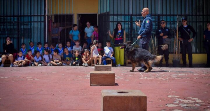 Brinda SSPC labores de proximidad social a través de la Unidad Canina y la Unidad Cóndor de la Policía Estatal en el preescolar Mopohua.