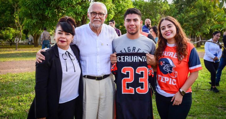 Entrega gobernador del estado uniformes a ´´Tigres del Tecnológico´´.