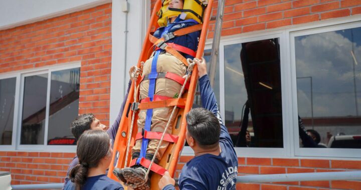 Bomberos de Nayarit capacitan a estudiantes en materia de Protección Civil.