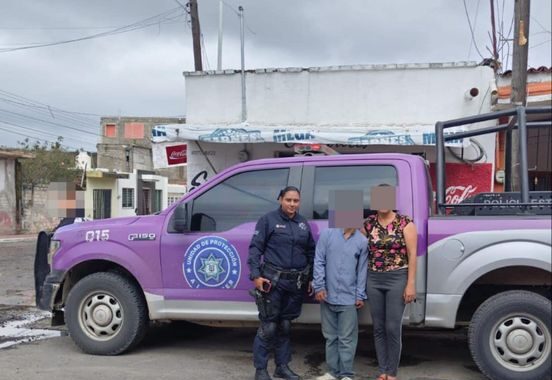 Persona extraviada en Tepic es devuelto sano y salvo a su familia por agentes de la Policía Estatal.