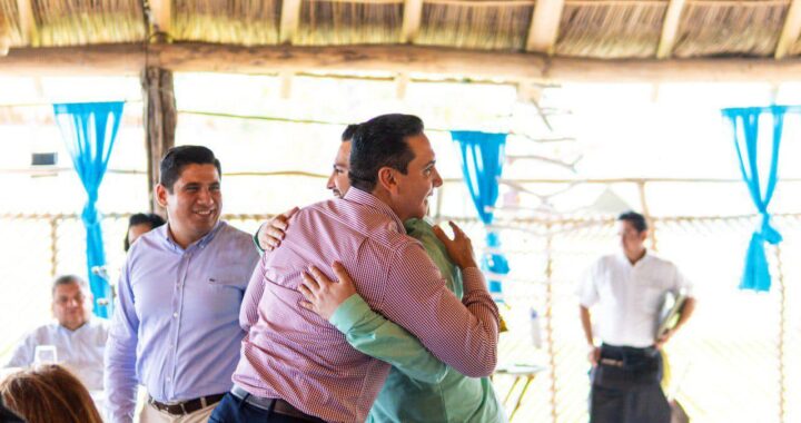 Primer encuentro entre presidentes electos: Héctor Santana y Luis Munguia.