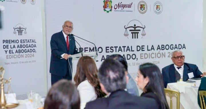 En el Día del Abogado, el gobernador del estado y su esposa, reconocen la importancia de su labor.