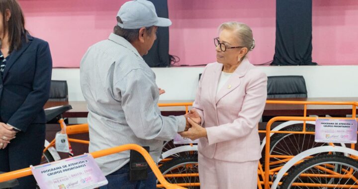 Comerciantes agradecen a DIF Nayarit por entrega de triciclos.