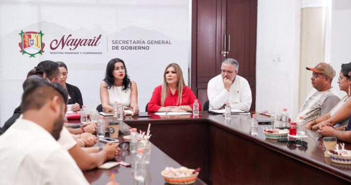 Atiende Rocío Esther González García a habitantes de La Peñita, municipio de Compostela.