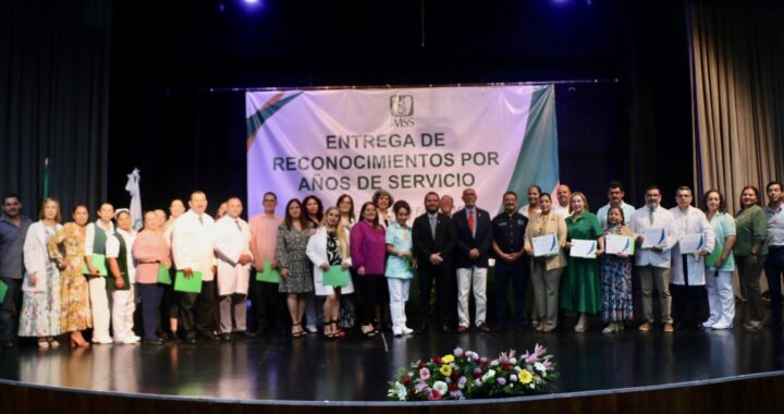 Autoridades del IMSS entregan reconocimiento a personal por 25 y 30 años de servicio.