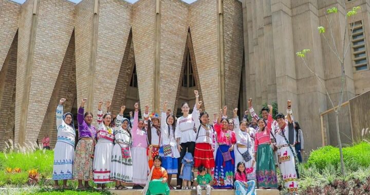 Geraldine le muestra a pueblos originarios la Ciudad de las Artes Indígenas.