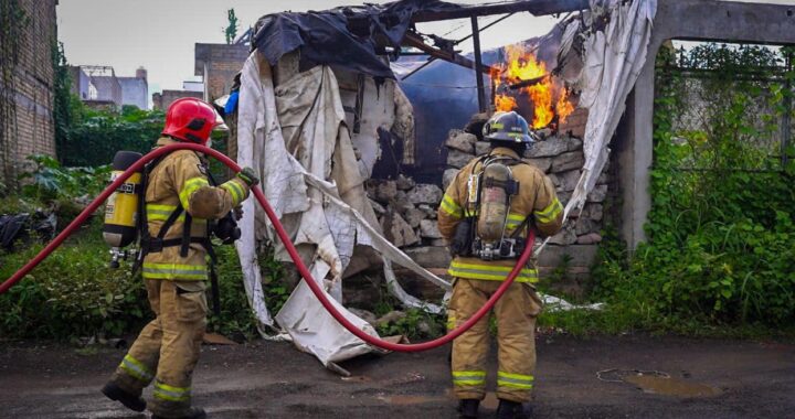 Bomberos de Nayarit controlan incendio en la colonia Juventud en Tepic.