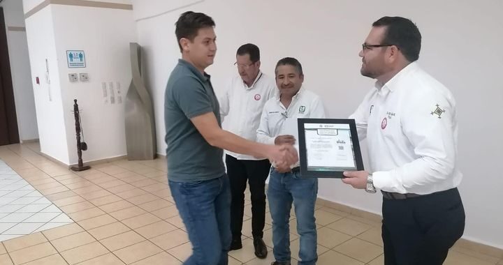 Concluye IMSS Nayarit curso de prevención de riesgos; entregan autoridades dos Distintivos ELSSA.