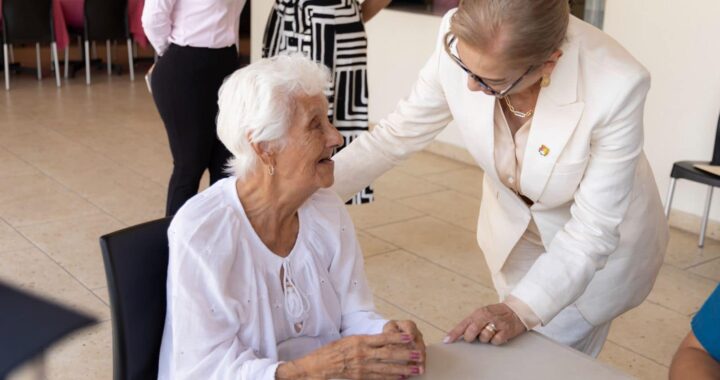 Garantiza Beatriz Estrada atención de calidad en la Alameda de las Abuelas y los Abuelos.