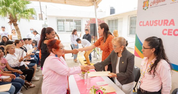 Reconoce Beatriz Estrada a egresados de cursos de verano del CECAP.