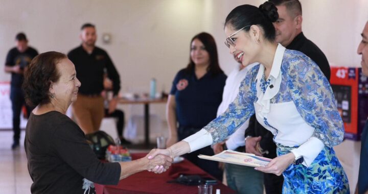 Geraldine festeja a bomberos de Tepic y les da bono por el Día Nacional del Bombero.