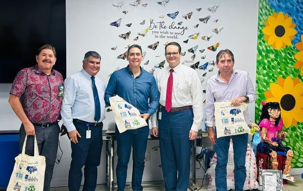 VISITA DEL PRESIDENTE MUNICIPAL ELECTO DE BAHÍA DE BANDERAS, HÉCTOR SANTANA, AL CENTRO DE RECICLAJE DE LA CIUDAD DE MCALLEN, TEXAS.