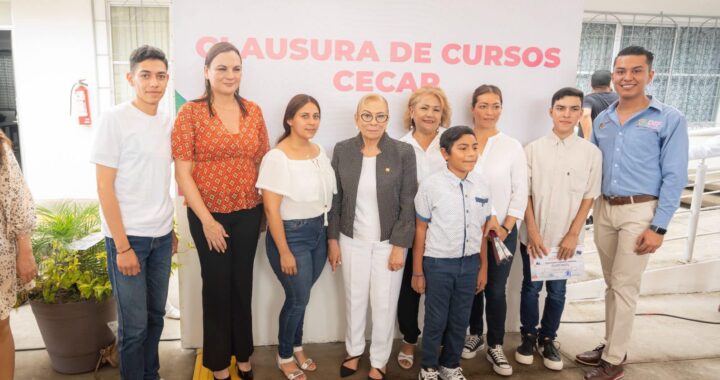 Egresados del CECAP agradecen a Beatriz Estrada por su apoyo y compromiso.