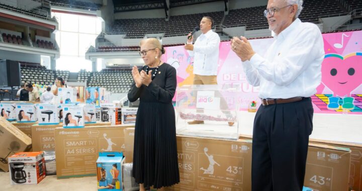 Abuelitas y abuelitos celebran y agradecen a Beatriz Estrada por un festejo inolvidable en su día.