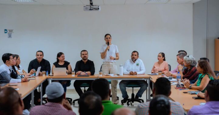 Geraldine y trabajadores del Ayuntamiento sacan del estancamiento a Tepic.