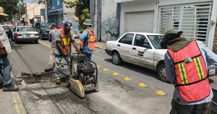 Por instrucción de Geraldine se intensifica el bacheo de calles de Tepic.