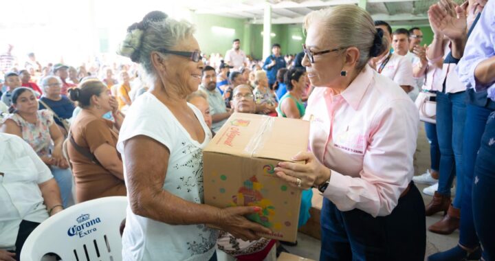 BEATRIZ ESTRADA TRANSFORMA VIDAS EN ACAPONETA.