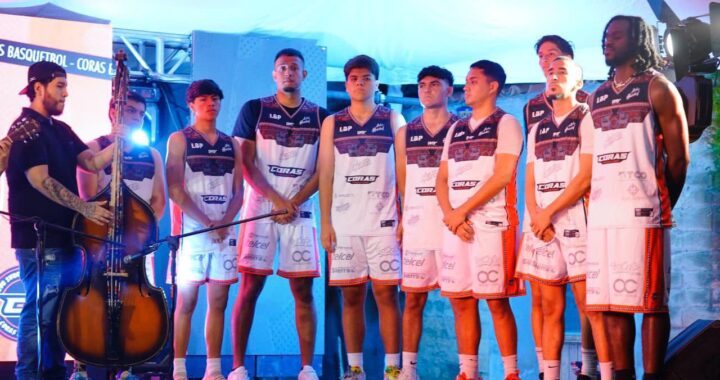 Coras Básquetbol presenta su uniforme y equipo para la Liga de Baloncesto del Pacífico.