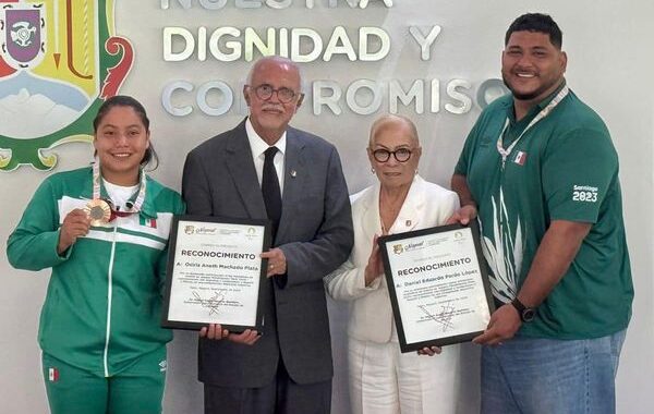 El gobernador del estado, Miguel Ángel Navarro Quintero, reconoce a Osiris Machado medallista paralímpica.