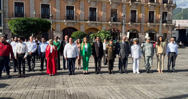 Gobernador Miguel Ángel Navarro Quintero encabeza Izamiento de Bandera en el 214 aniversario de la Independencia de México.