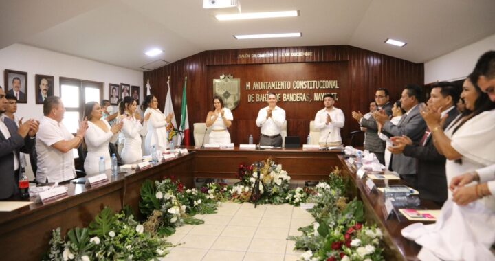 Héctor Santana nombra a su gabinete en la primera sesión de cabildo.