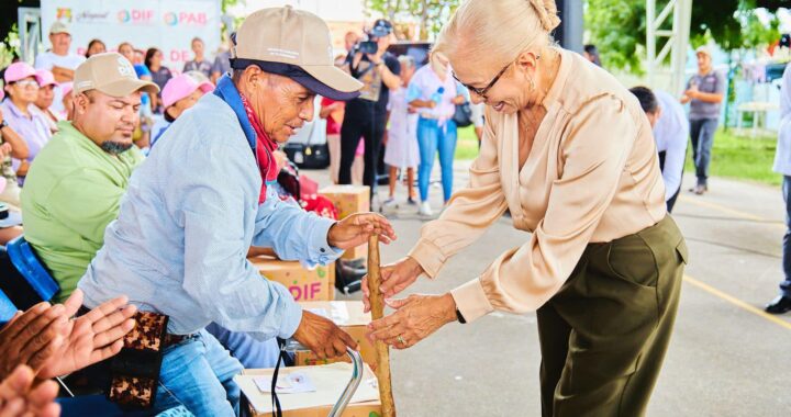 Familias de Xalisco reciben con gratitud apoyos del Sistema DIF Nayarit.