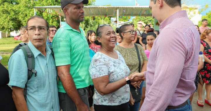 Héctor Santana continúa rehabilitando vialidades en Bahía de Banderas.