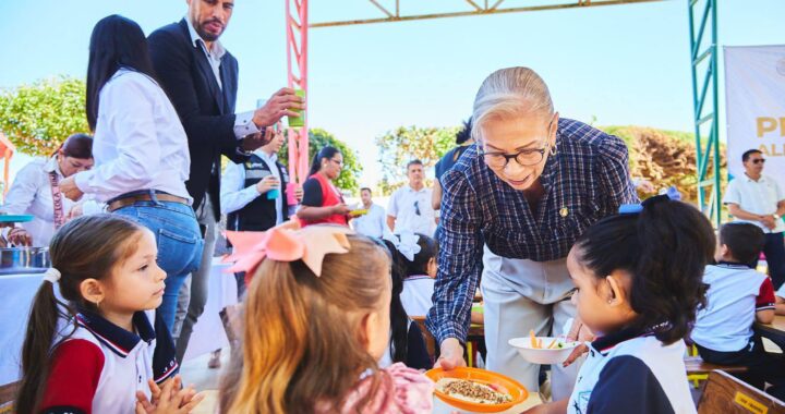 Compostela agradece a Beatriz Estrada por servicios y apoyos de la gira Latidos del Corazón.